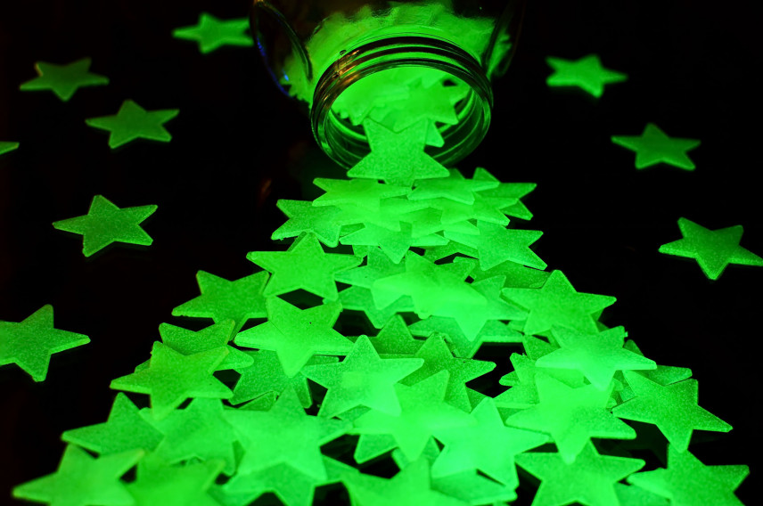 Jak zrobić świecące gwiazdki na suficie - gwiazdki fluorescencyjne na sufit
