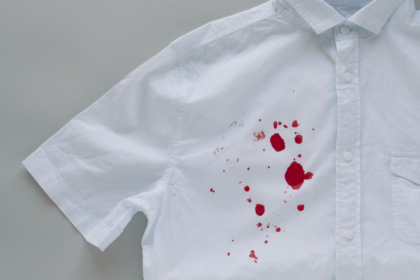 Jak skutecznie usunąć plamy z krwi z pościeli lub materaca?