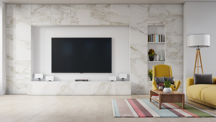 Jak wyeksponować telewizor na ścianie w salonie?