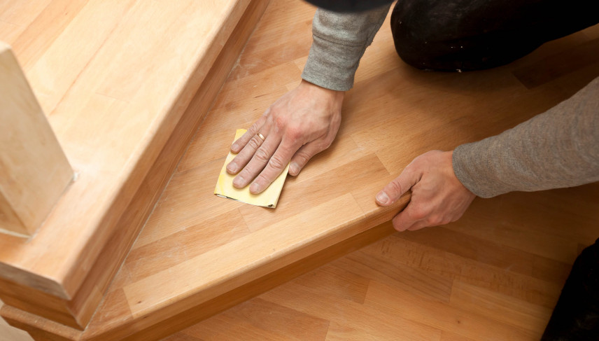 Jak odnowić schody pomalowane lakierem - renowacja schodów drewnianych.