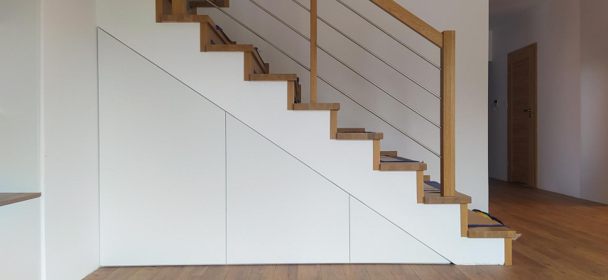 Nowoczesne schody wewnętrzne - półkowe czy dywanowe?