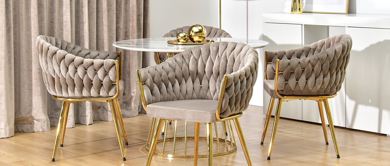 Moda na welur i złoto – musisz zobaczyć te eleganckie krzesła do salonu