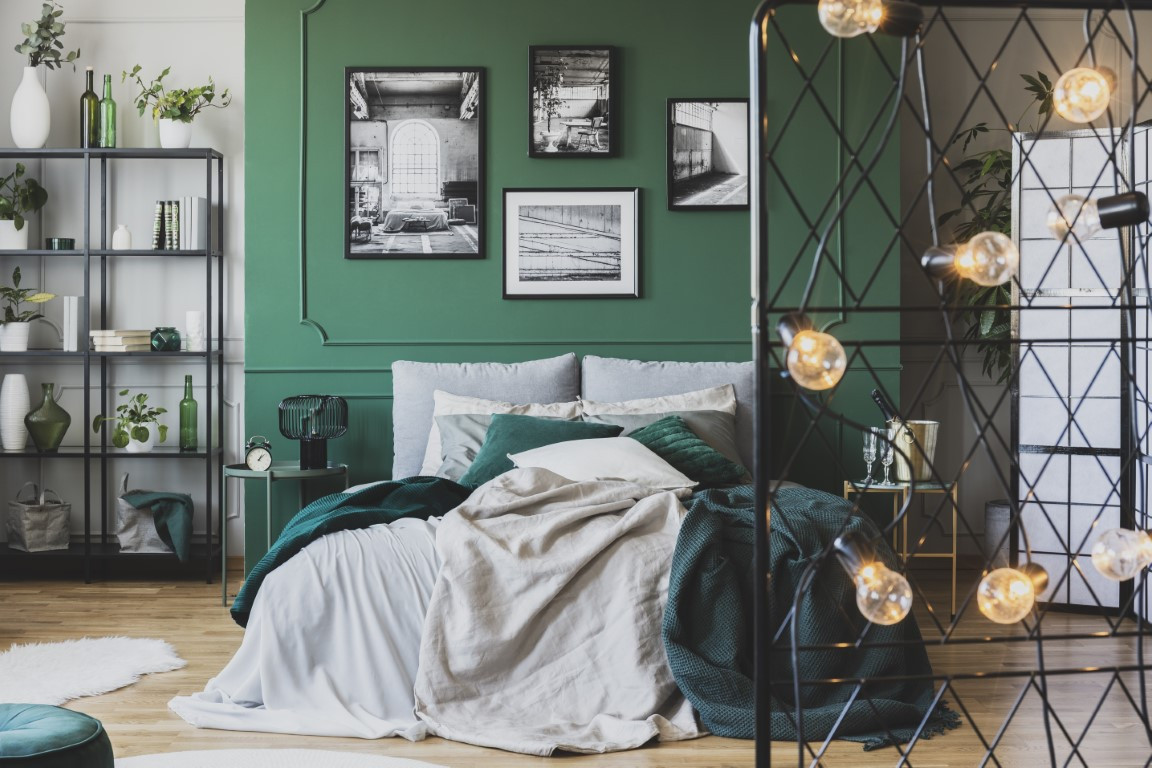 Dekoracja sypialni z wykorzystaniem poduszek - jakie style i kolory są teraz popularne?