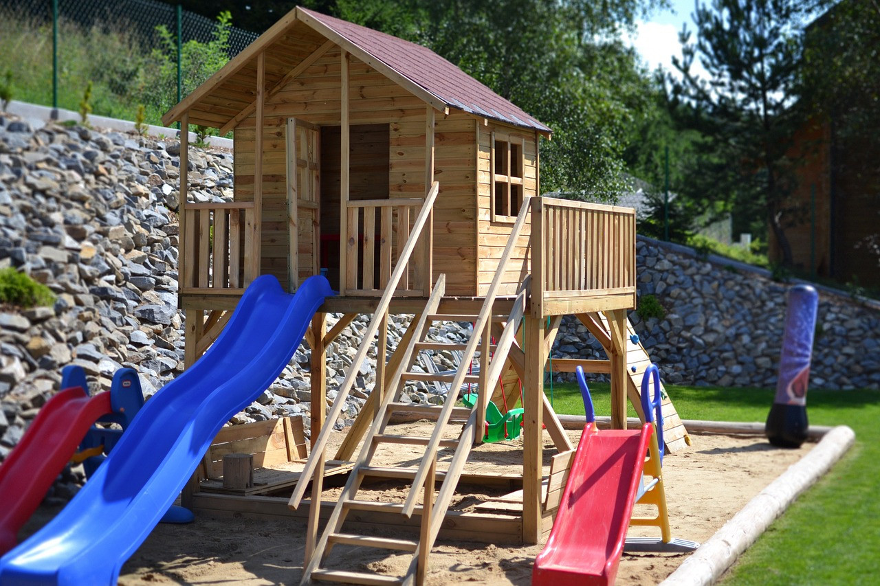 Jak udekorować drewniany domek dla dzieci?
