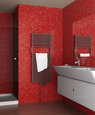 Łazienka z czerwoną mozaiką na ścianie