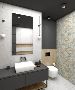 Mała łazienka z imitacją drewna na jednej ścianie
