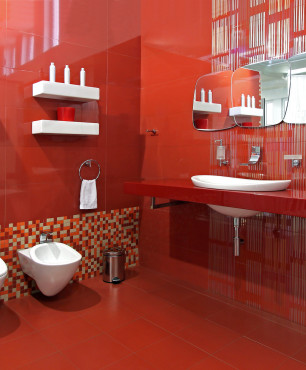Czerwona nowoczesna łazienka