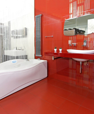 Czerwona łazienka z wanną do hydromasażu