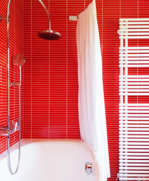 Czerwona łazienka z białą armaturą