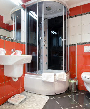 Czerwono-biała łazienka z prysznicem z hydromasażem