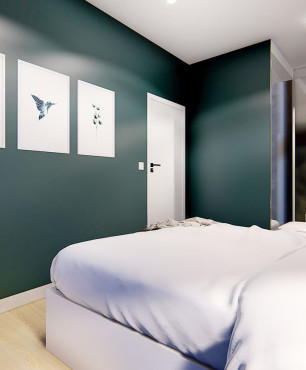 Aranżacja sypialni z mocnym zielonym kolorem na ścianie