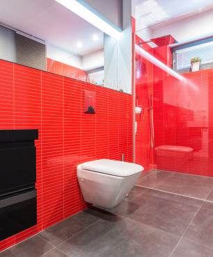 Czerwona łazienka z szarą podłogą