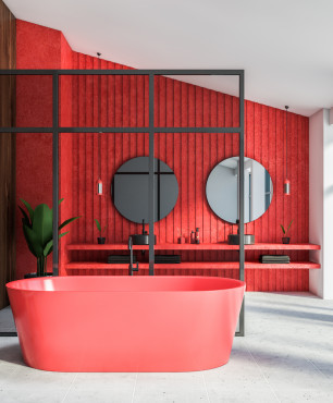 Designerska czerwona łazienka z drewnem na ścianie.