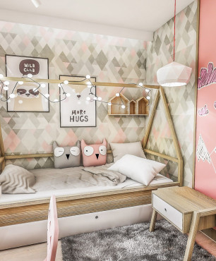 Pokój dziewczynki z drewnianym łóżkiem domek