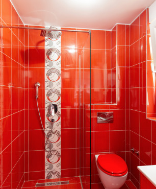 Czerwona łazienka z prysznicem do hydromasażu