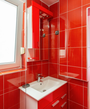 Mała czerwona łazienka