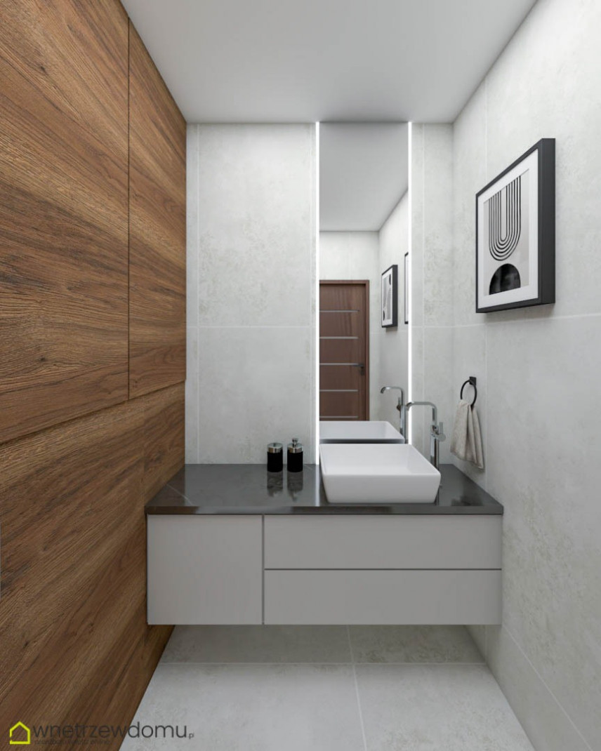 Mała łazienka z imitacją drewnianych płytek na ścianie