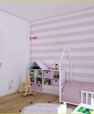 Pokój dziewczynki z różowo-białą tapetą na ścianie