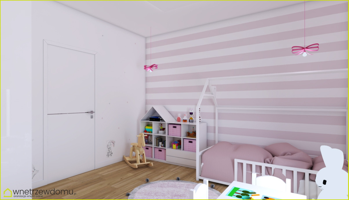 Pokój dziewczynki z różowo-białą tapetą na ścianie