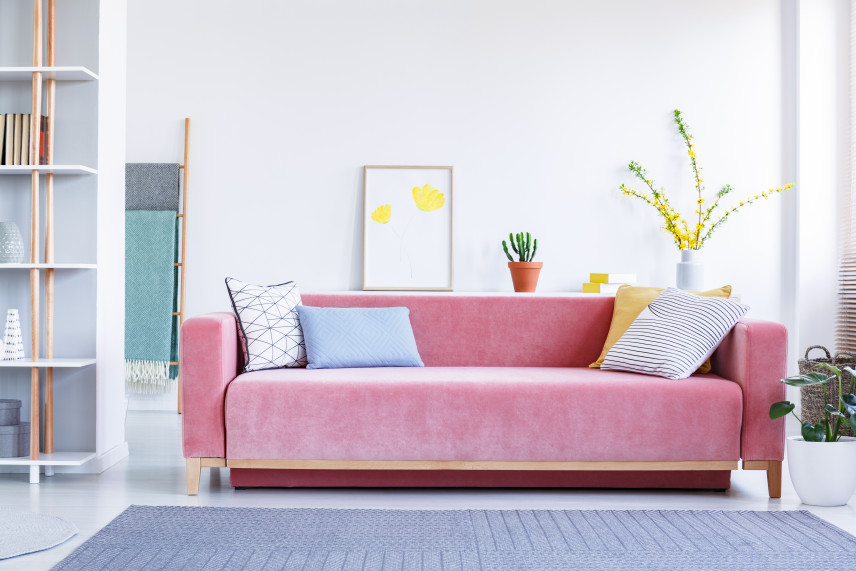 Salon z różową sofą