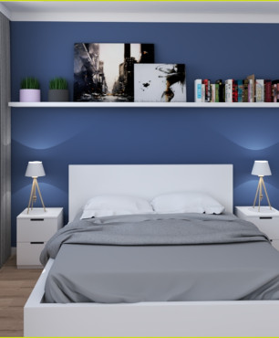 Sypialnia z niebieskimi ścianami i białą półką nad łóżkiem