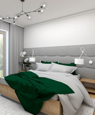 Duża sypialnia z drewnianym łóżkiem kontynentalnym