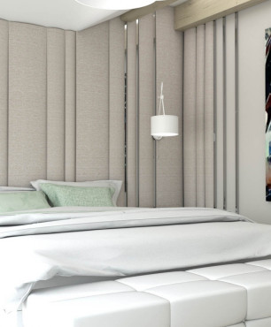 Sypialnia z beżowymi panelami tapicerowanymi oraz z łóżkiem kontynentalnym