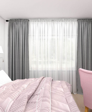 Sypialnia z szarymi zasłonami i różowym fotelem