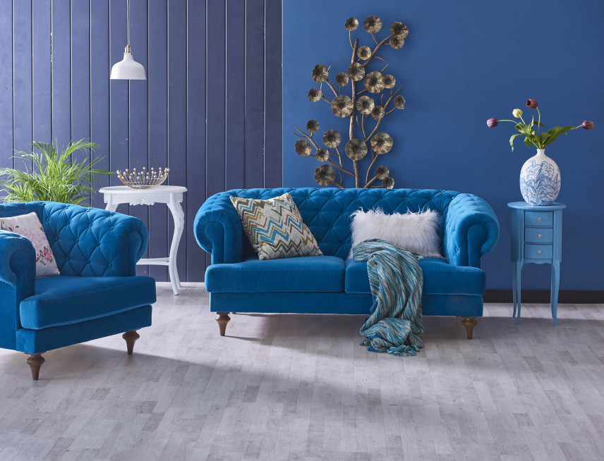Salon z niebieskimi ścianami