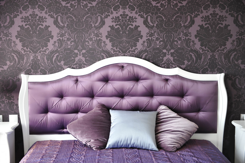Sypialnia z fioletowym zagłówkiem