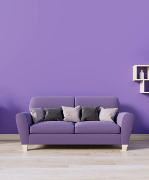 Stylowy salon z fioletową sofą