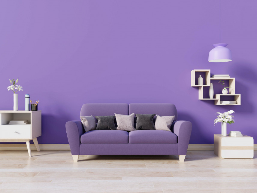 Stylowy salon z fioletową sofą