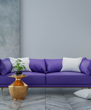 Aranżacja salonu z fioletową sofą