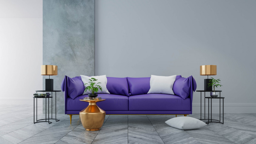 Aranżacja salonu z fioletową sofą