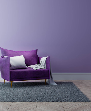 Salon z mini, fioletową sofą