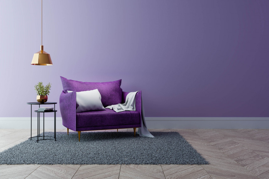 Salon z mini, fioletową sofą
