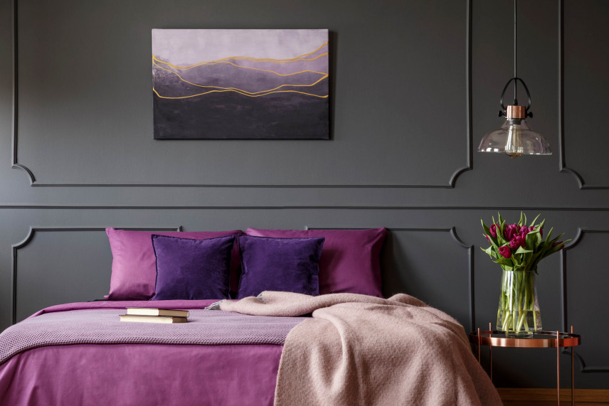 Sypialnia z fioletowymi dodatkami