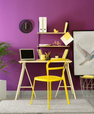 Biuro w domu z fioletowymi ścianami