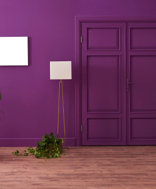 Fioletowe ściany w salonie