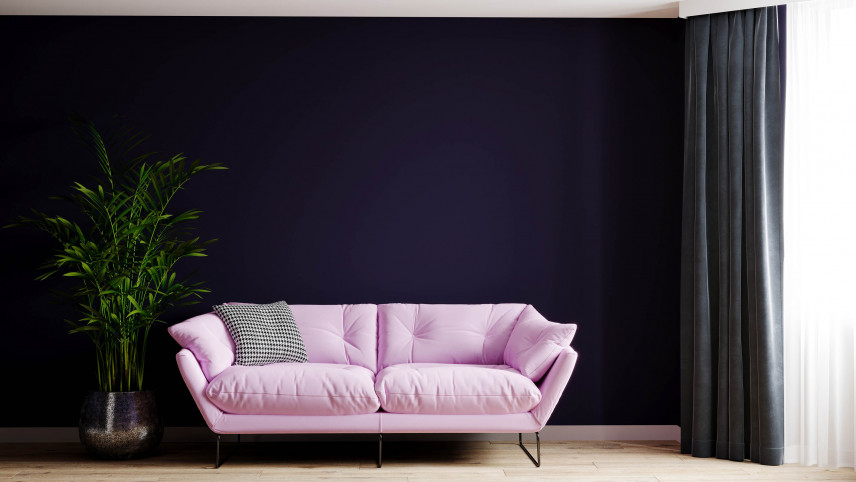 Ściany w salonie w kolorze ciemnego fioletu