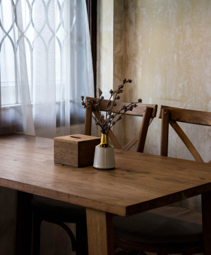 Jadalnia z drewnianym stołem