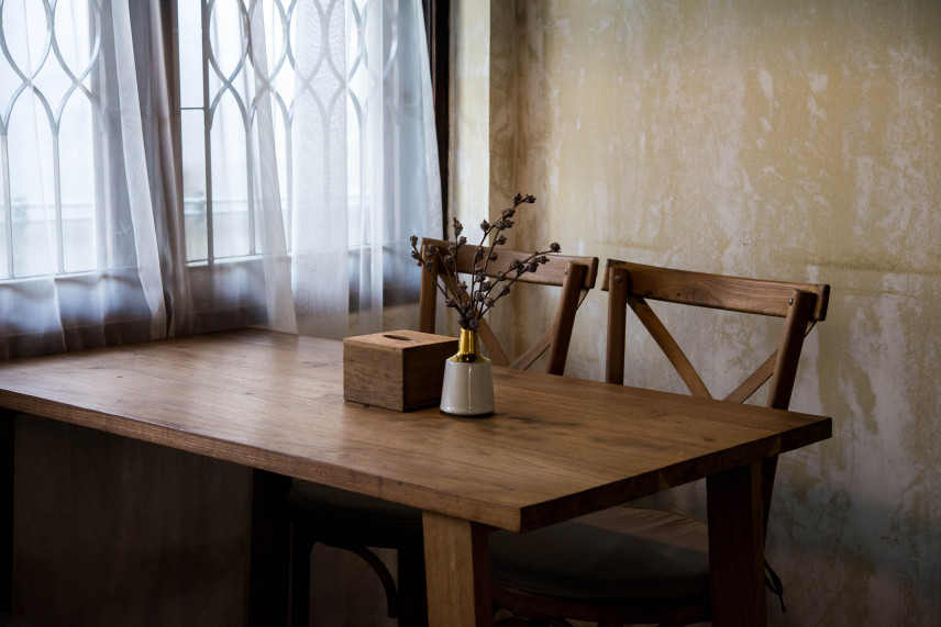 Jadalnia z drewnianym stołem