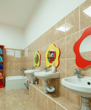 Łazienka dla dzieci z lustrami