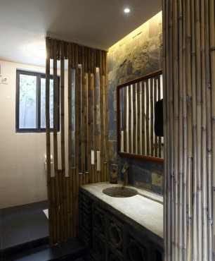 Łazienka ze ścianą z bambusa