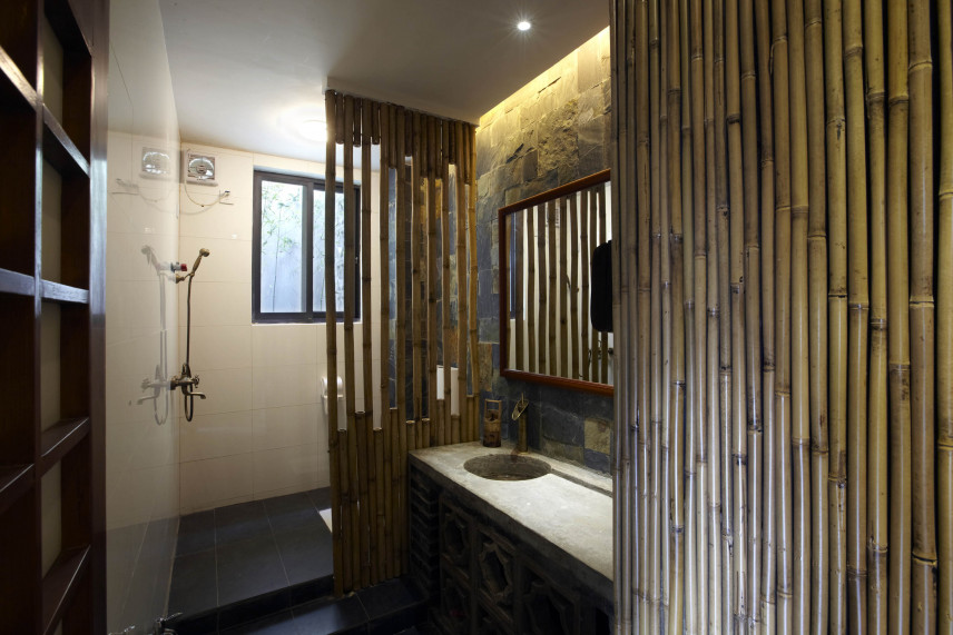 Łazienka ze ścianą z bambusa