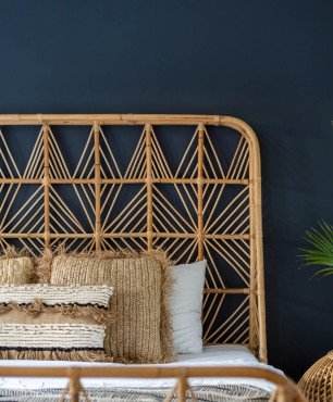 Sypialnia z bambusowym łóżkiem kontynentalnym