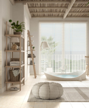 Łazienka w jasnych kolorach z szafkami bambusowymi