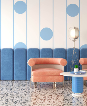 Salon z biało-niebieskimi ścianami do połowy tapicerowanymi