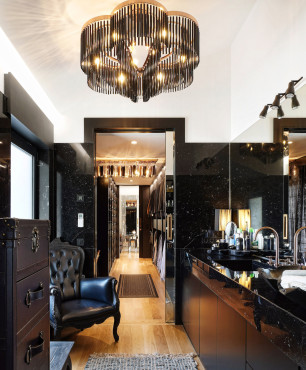 Łazienka z czarnym marmurem w stylu glamour
