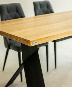Stół dębowy z nogami stalowymi w kształcie litery Y - LOFT